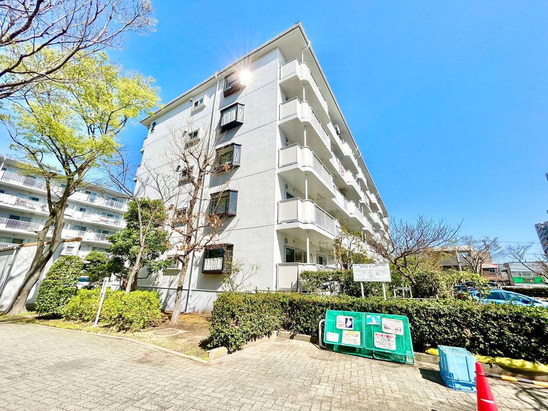 3LDK Apartment for Sale in Fujisawa, Near Tsujido Station - Thumbnail 2