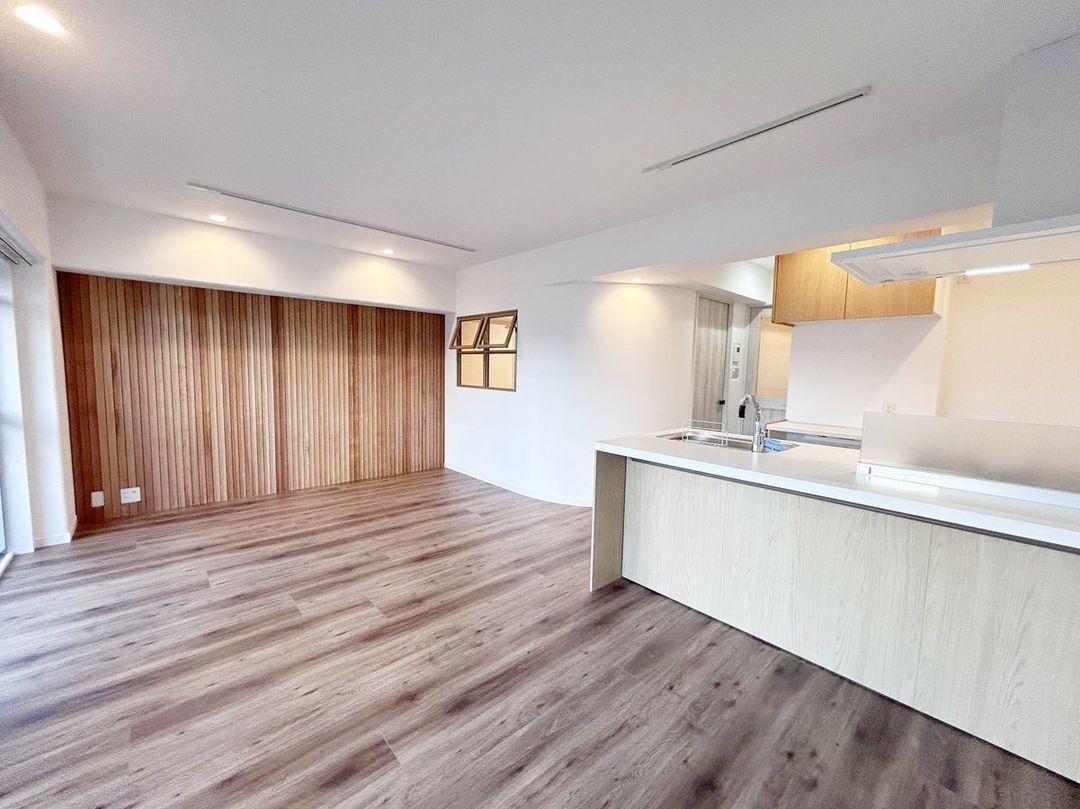 Renovated 3LDK Apartment for Sale near Higashi-Mikuni Station, Osaka - Thumbnail 2