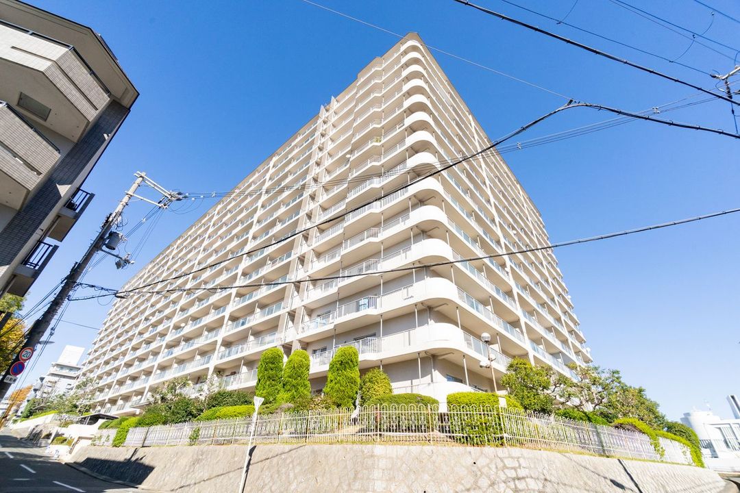 Nissho Iwai Ryokuchi Koen Mansion 2DK for Sale in Toyonaka - Thumbnail 2