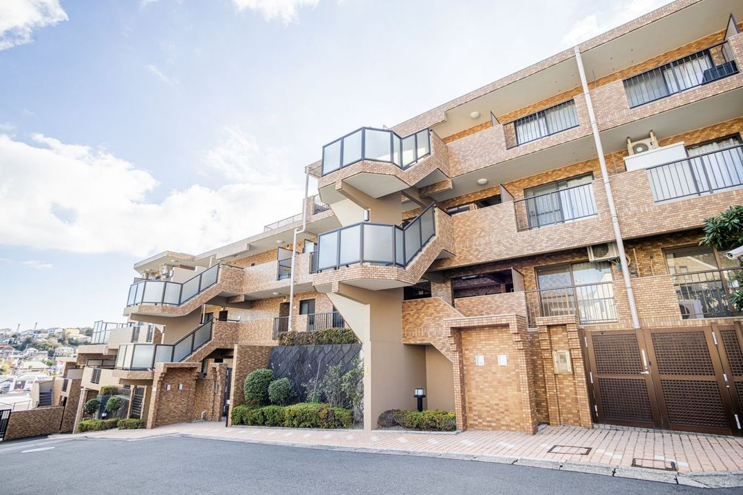 Renovated 3SLDK Apartment for Sale in Yokohama's Sasage - Thumbnail 2