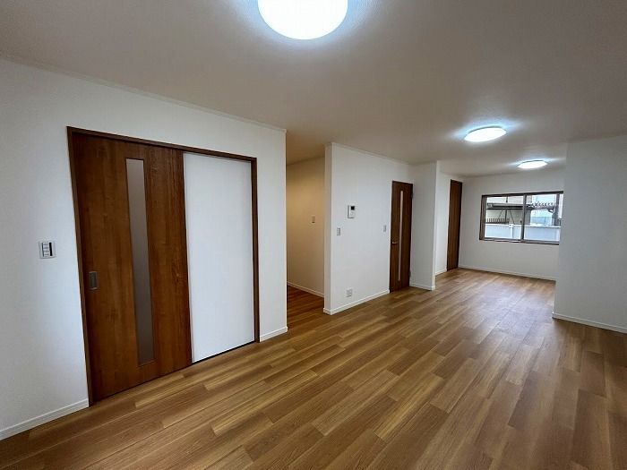 3LDK Detached House for Sale in Takatsuki, Osaka - Thumbnail 2