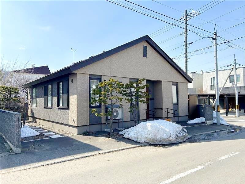 3LDK Detached House in Sapporo Chuo-ku with Corner Lot and Garden - Thumbnail 3