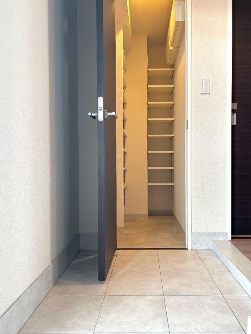 1LDK Apartment for Rent in Kitashinjuku, Shinjuku-ku, Tokyo - Thumbnail 2