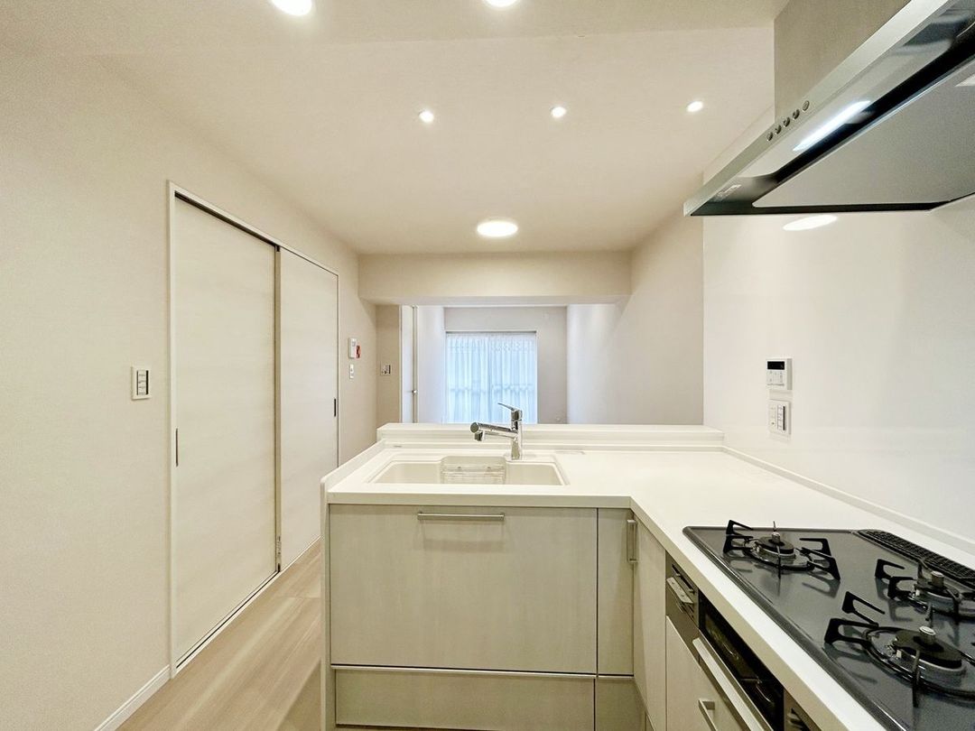 2LDK Apartment with Private Garden in Okusawa, Setagaya - Thumbnail 3