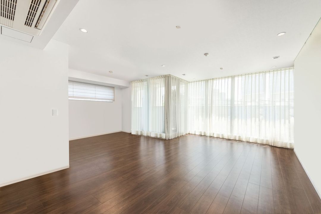 2LDK Apartment for Sale in Takanawa, Minato-ku, Tokyo - Thumbnail 2