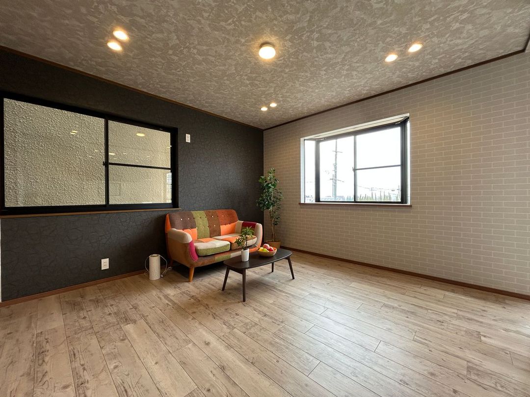 Renovated 3LDK House for Sale Near Ishiqiri Station, Higashi-Osaka - Thumbnail 2