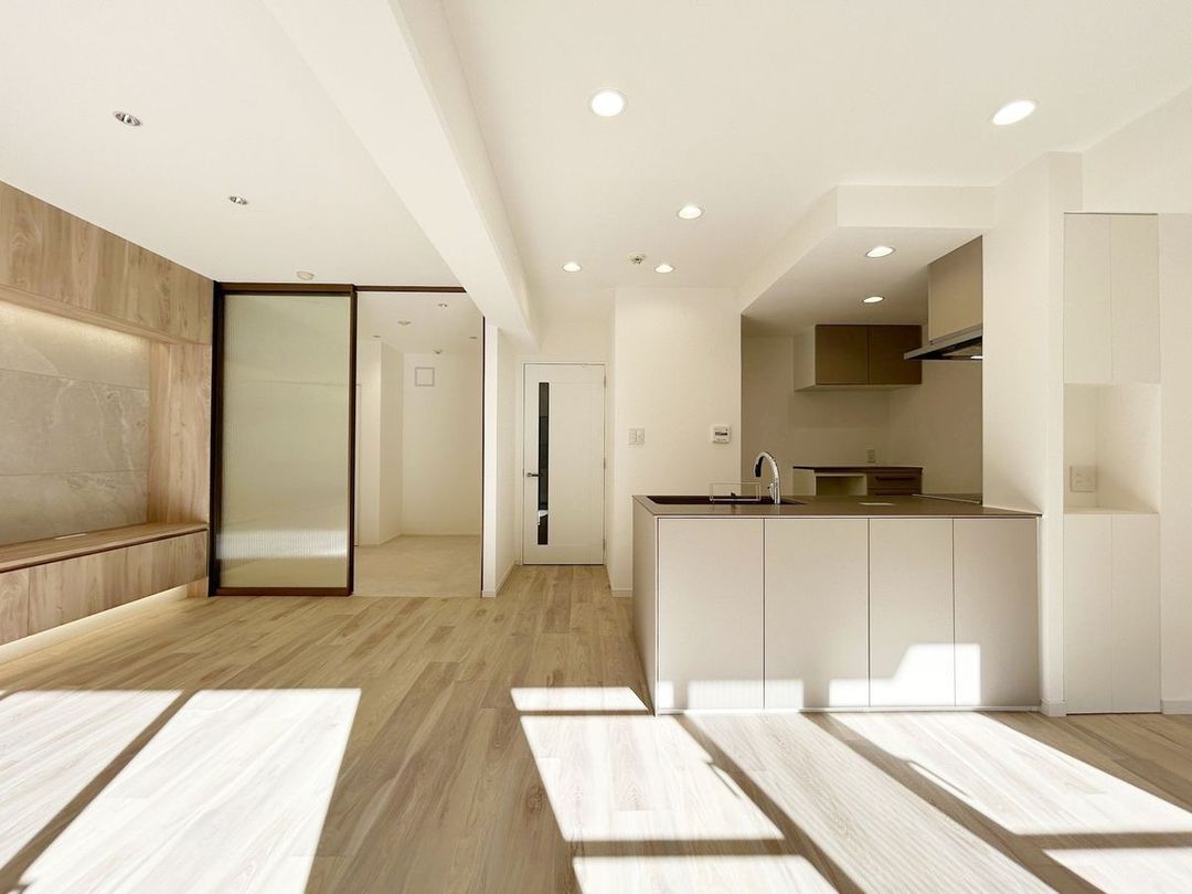 2LDK Apartment for Sale in Minato-ku, Tokyo - Thumbnail 2