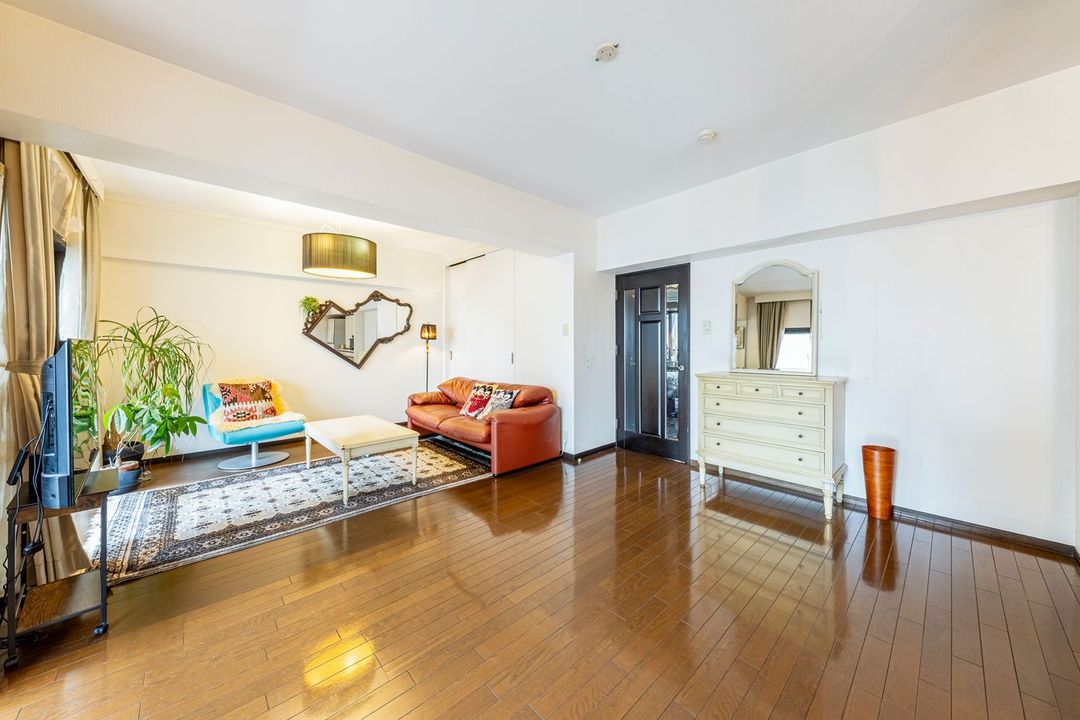 2LDK Apartment for Sale in Chuo-ku, Fukuoka, 72.6 sqm - Thumbnail 2