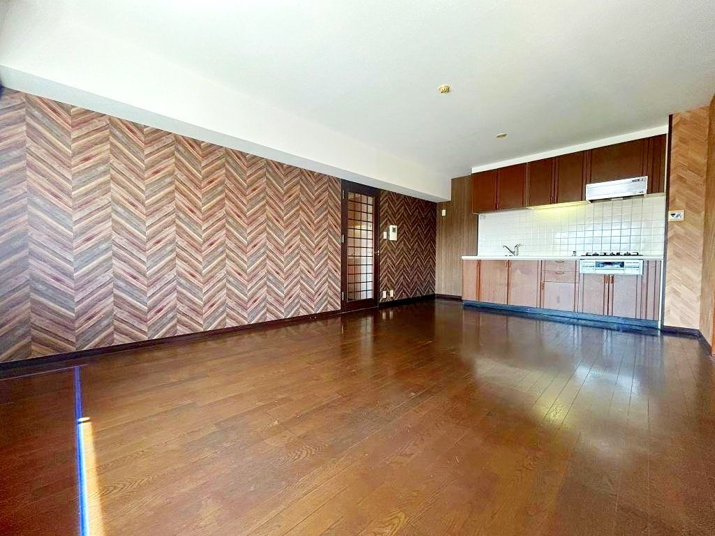 Renovated 4LDK Apartment in Minami Ward, Fukuoka – 81.9m² - Thumbnail 2