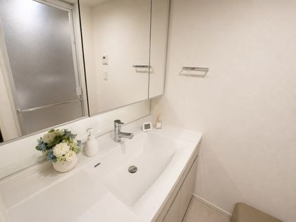 2LDK Apartment for Sale in Park Tower Kachidoki South, Chuo, Tokyo - Thumbnail 4