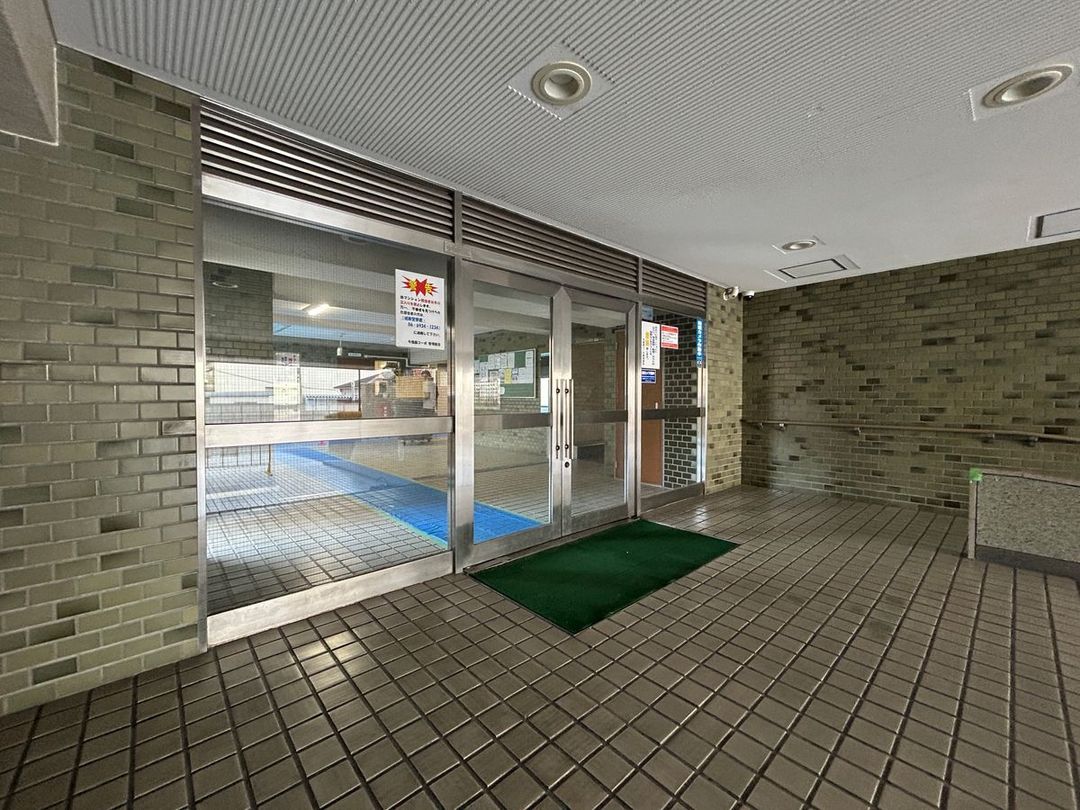 Renovated 3LDK Apartment Near Gamo Station, Osaka Joto Ward - Thumbnail 2