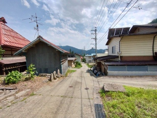 Traditional Kominka with Storehouse in Nagano's Iriyama Mountains - Thumbnail 3