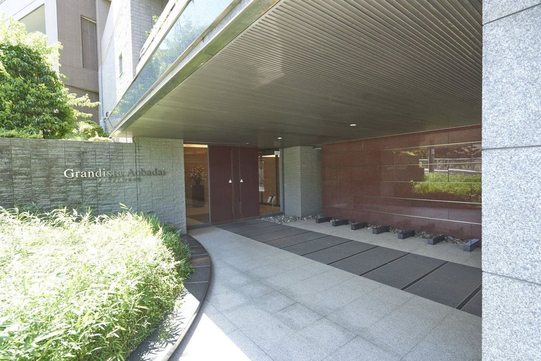 Grande Vista Aobadai 3LDK Apartment for Sale in Yokohama - Image 1