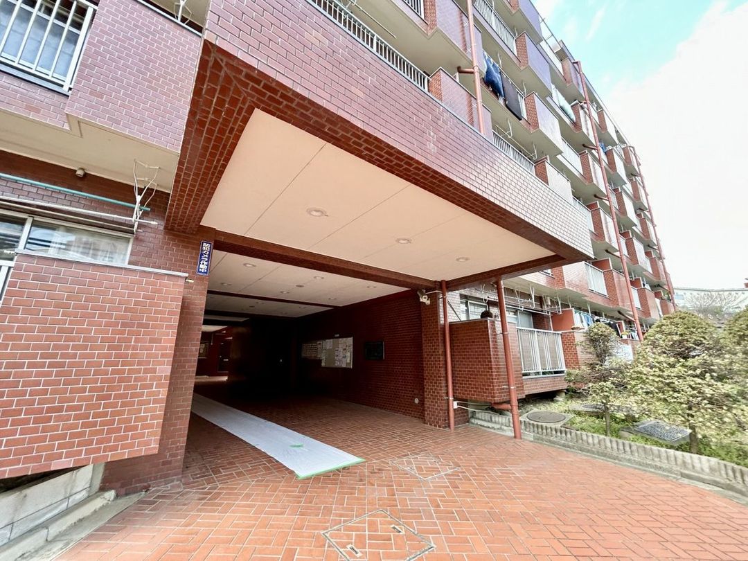 Lions Mansion Ueoka No. 2 2LDK Apartment for Sale in Yokohama - Thumbnail 2