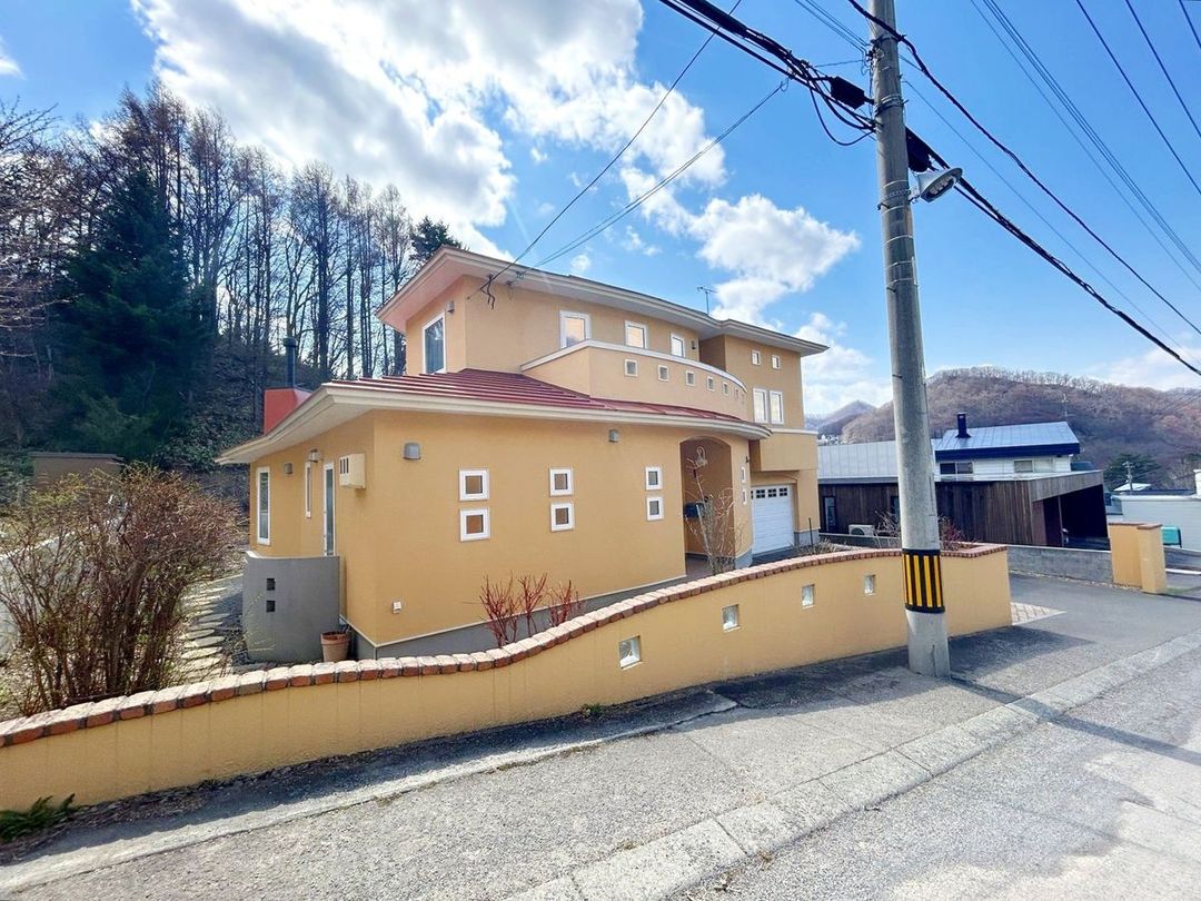 4LDK Detached House in Maruyama, Sapporo with Large Garden - Thumbnail 2