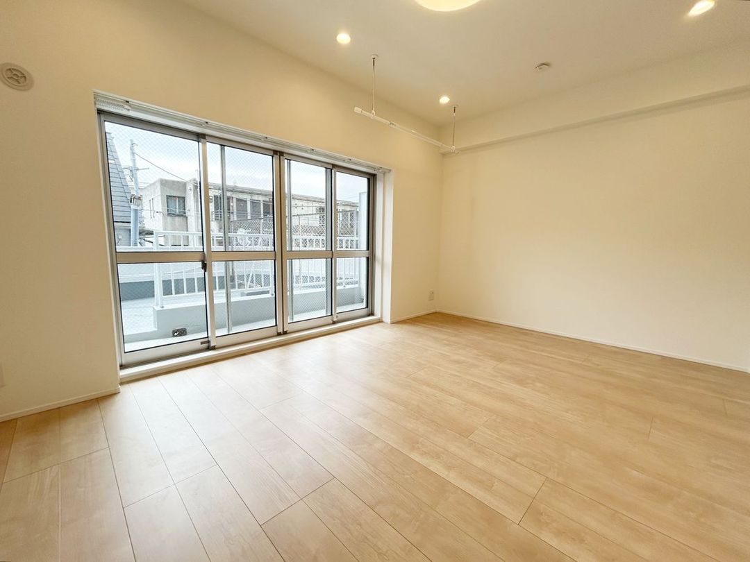 Renovated 1LDK Apartment with Large Terrace in Shinagawa, Tokyo - Thumbnail 2