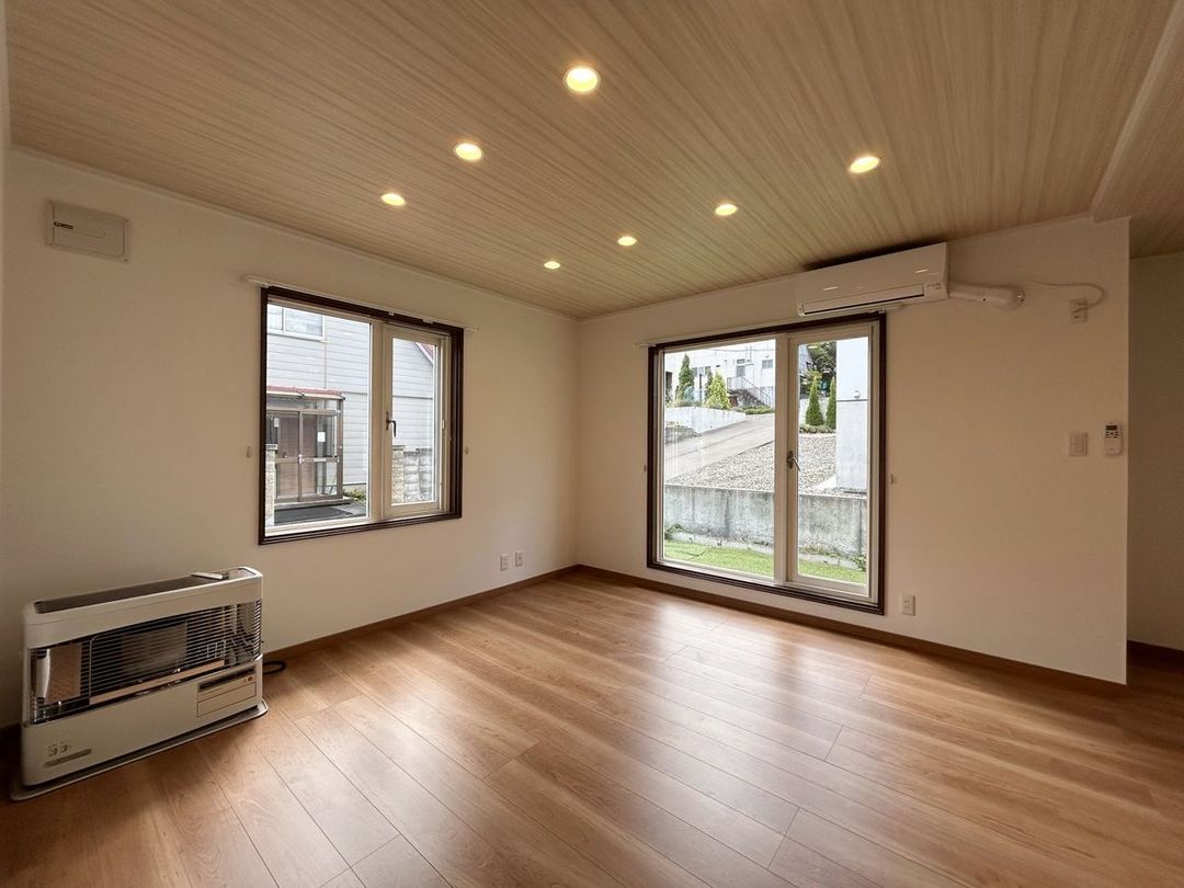 Renovated 3LDK House in Sapporo's Yamano-te, Hokkaido - Thumbnail 2