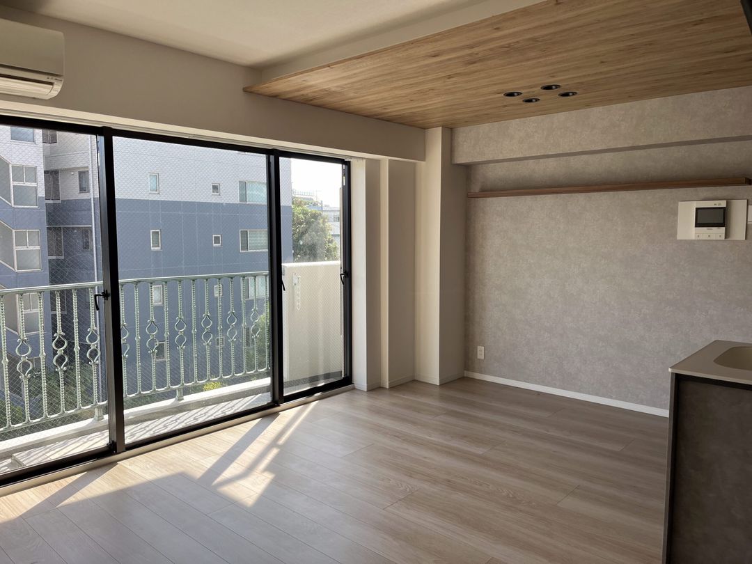Stylish Daikanyama Duplex for Sale in Tokyo - Thumbnail 3
