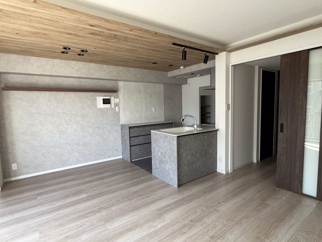 Stylish Daikanyama Duplex for Sale in Tokyo - Thumbnail 4