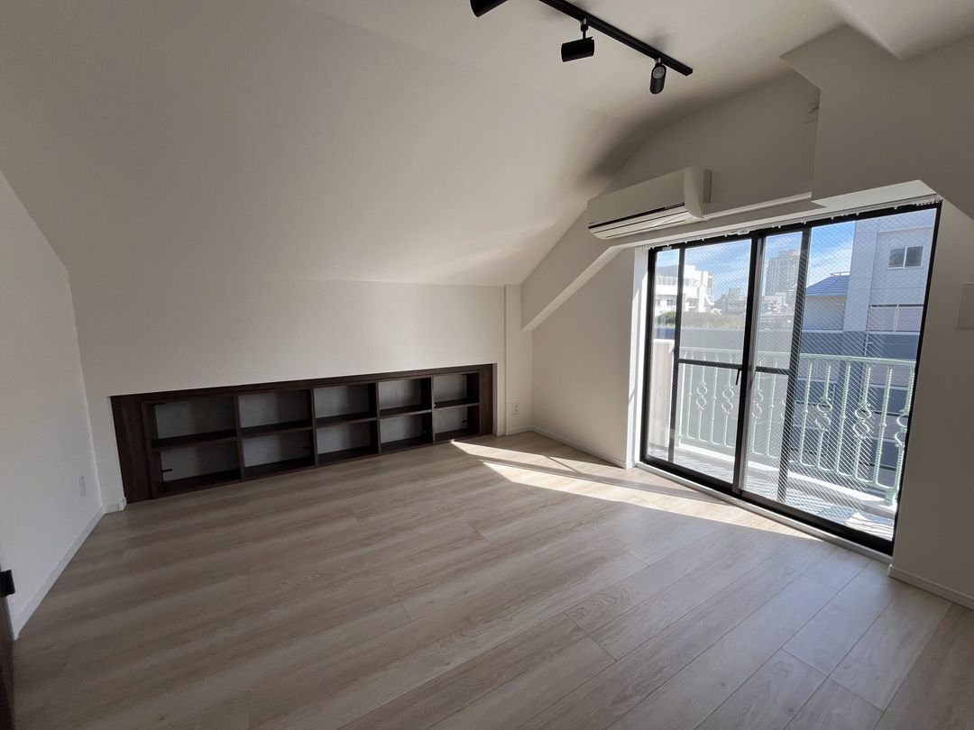 Stylish Daikanyama Duplex for Sale in Tokyo - Thumbnail 2
