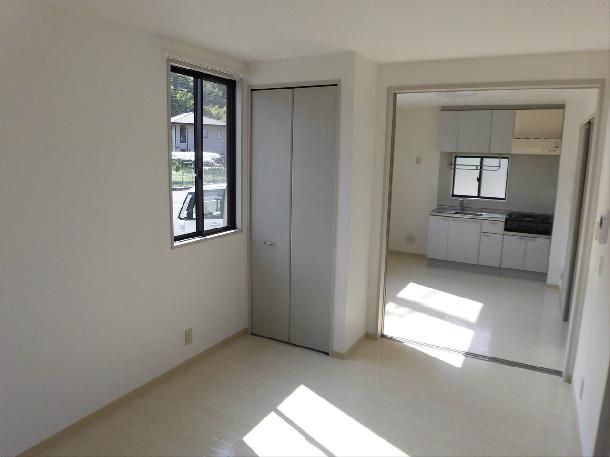 2DK Apartment for Rent in Mihara, Hiroshima, 45.97 sqm - Thumbnail 3