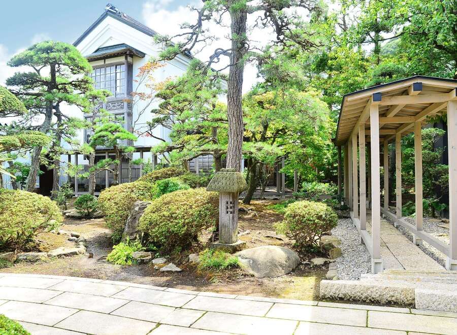 Historic 1935 Hakodate Villa with Japanese Gardens & Pool - Thumbnail 4