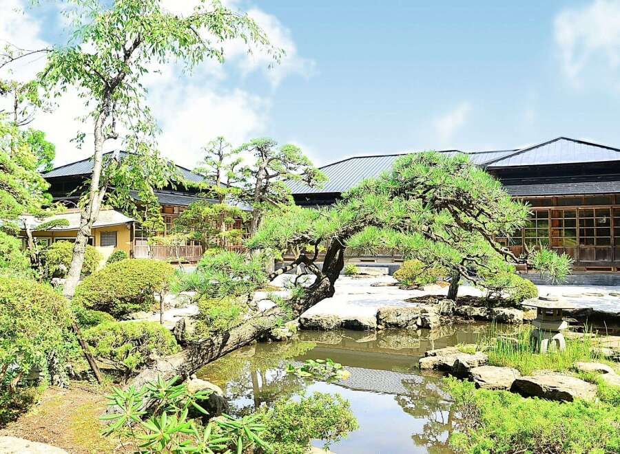Historic 1935 Hakodate Villa with Japanese Gardens & Pool - Thumbnail 2