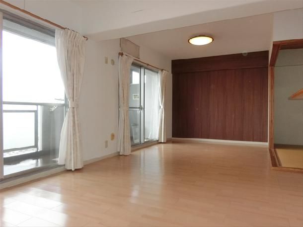 3LDK Top Floor Apartment with City Views in Fukuyama - Thumbnail 4