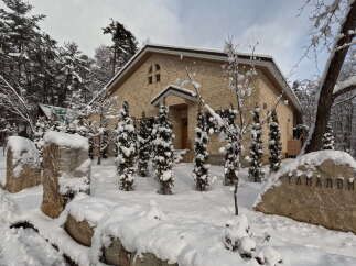 Modern 3-Bed Apartment in Hakuba with Alpine Views - Thumbnail 4