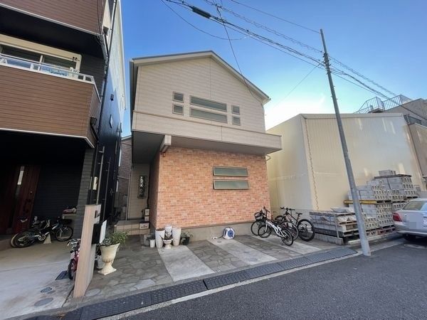 Spacious 3-Bedroom House for Sale in Yokohama Tsurumi - Thumbnail 2