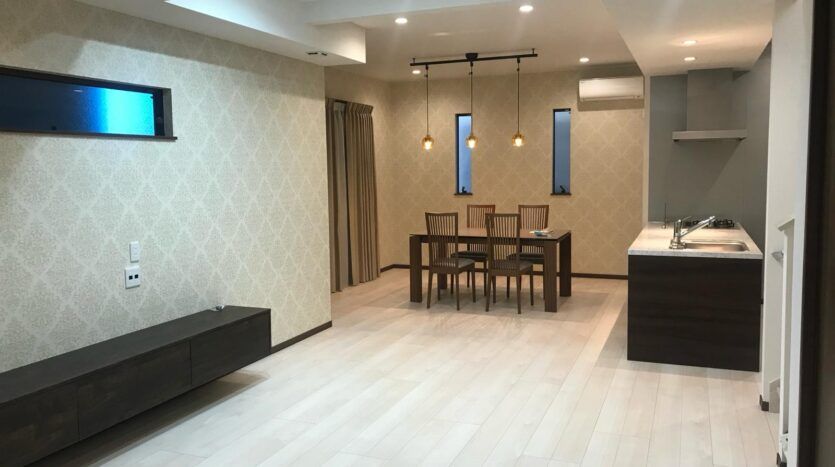 Spacious 3-Bedroom House for Sale in Yokohama Tsurumi - Thumbnail 3