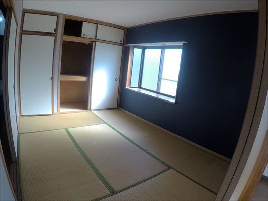 Renovated 2DK Apartment in Fukuyama's Kasuga-cho - Thumbnail 2