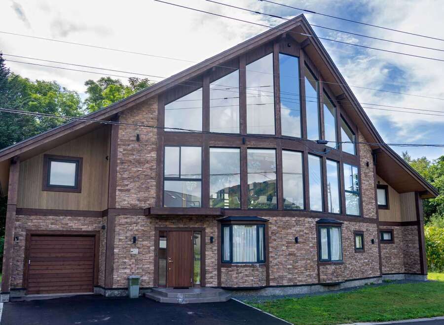 Luxury 5-Bedroom Chalet in The Orchards Niseko with Mt. Yotei Views - Thumbnail 3