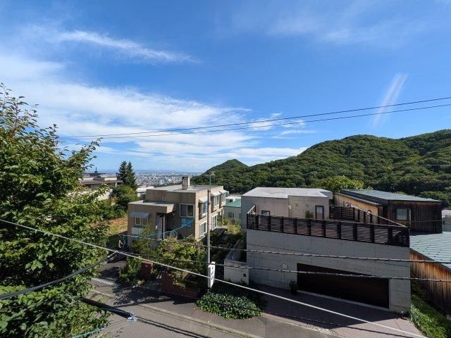 3LDK Hilltop Home with City Views in Miyanomori, Sapporo - Thumbnail 2