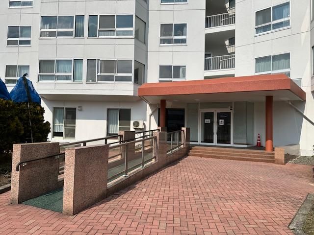 Renovated 2LDK Apartment for Sale in Central Sapporo - Thumbnail 2