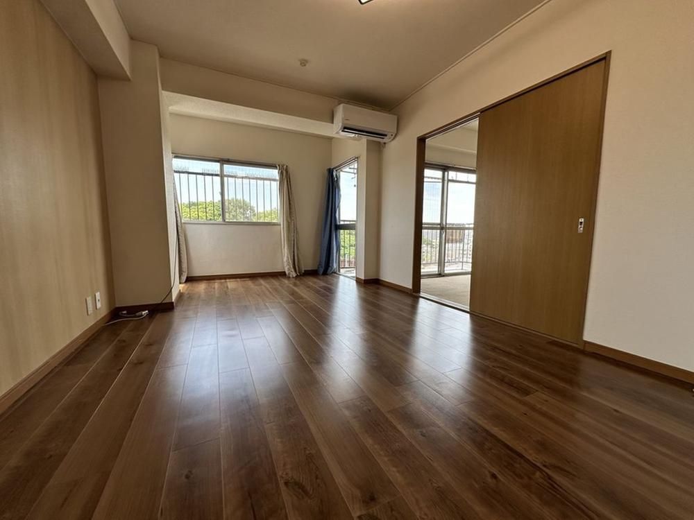 Renovated 3LDK Apartment for Sale in Hirakata, Osaka - Thumbnail 2
