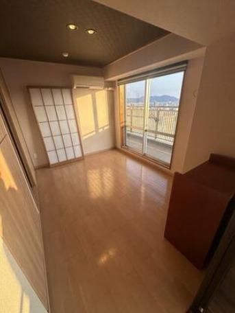 2LDK Apartment for Sale in Kochi City with Open Views - Thumbnail 3