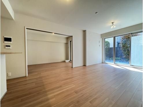 Renovated 2LDK Apartment with Garden in Kawasaki, Kanagawa - Thumbnail 2