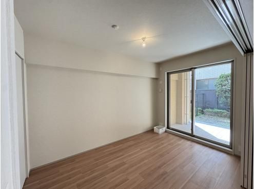 Renovated 2LDK Apartment with Garden in Kawasaki, Kanagawa - Thumbnail 3