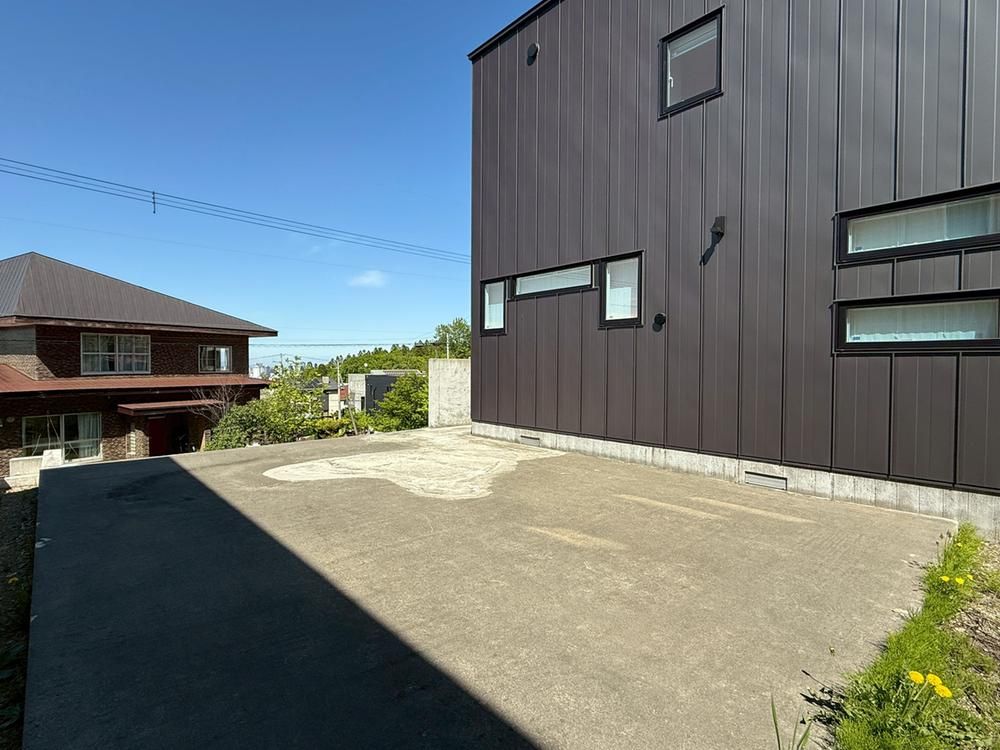 Custom 3LDK+S House with Garage and Views in Sapporo Chuo - Thumbnail 2