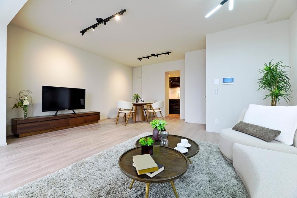 Classy Tower Shinjuku Gyoen 2LDK Apartment for Sale in Shinjuku, Tokyo - Thumbnail 3