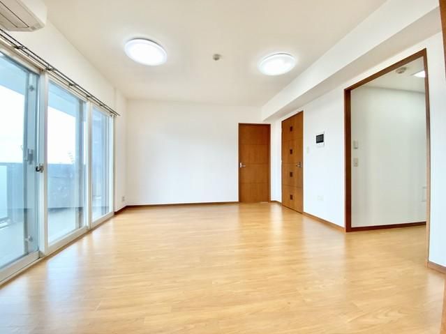 Top Floor Corner 2LDK Apartment in Kawaguchi, Saitama - Thumbnail 3