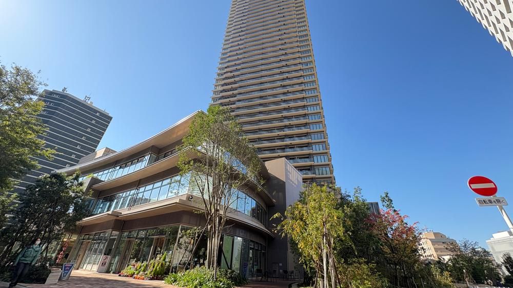 Park Tower Nishi-Shinjuku 3LDK Apartment for Sale in Shinjuku, Tokyo - Thumbnail 3