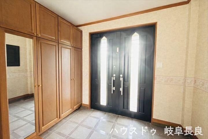 Spacious 7LDK House for Sale in Gifu City with Large Land - Thumbnail 2