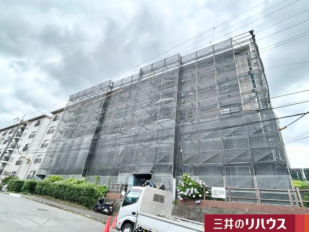 2LDK Apartment for Sale in Totsuka-ku, Yokohama - Image 1
