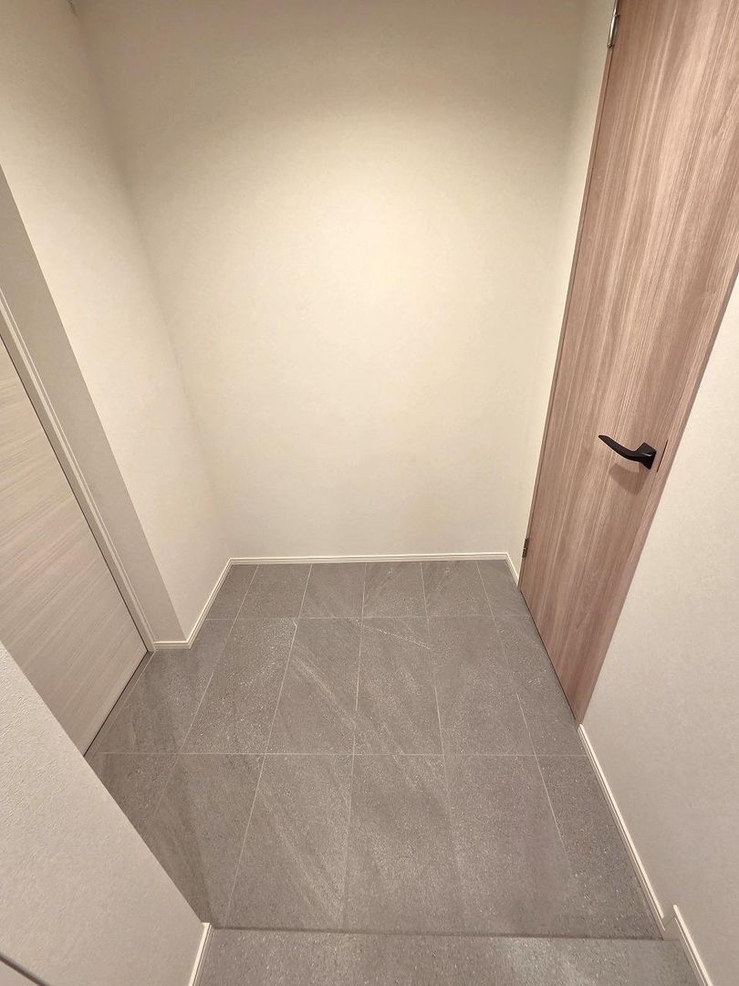 New 2LDK Apartment for Sale in Makuhari Bay Park, Chiba - Thumbnail 2