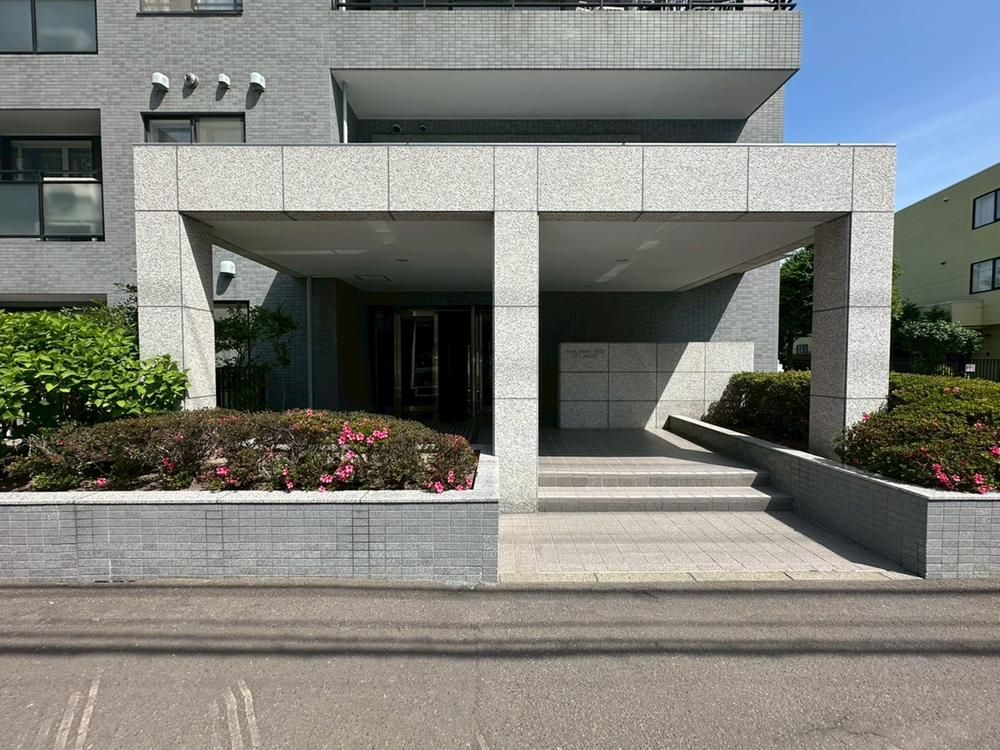 3LDK Apartment for Sale Near Maruyama Park, Sapporo - Image 1
