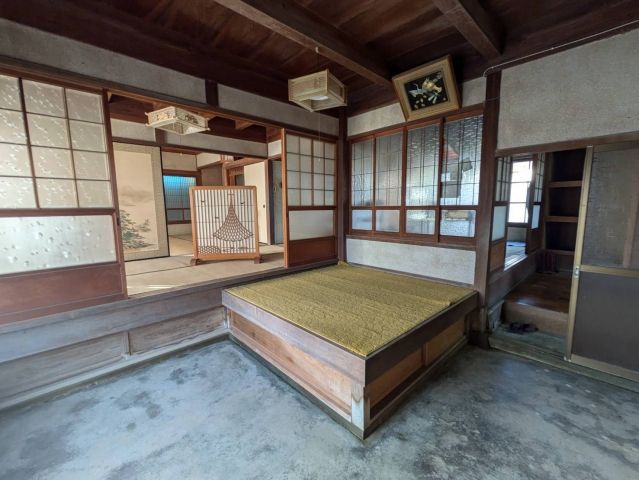 Spacious 9DK Wooden House with Land in Minamiawaji, Hyogo - Thumbnail 2