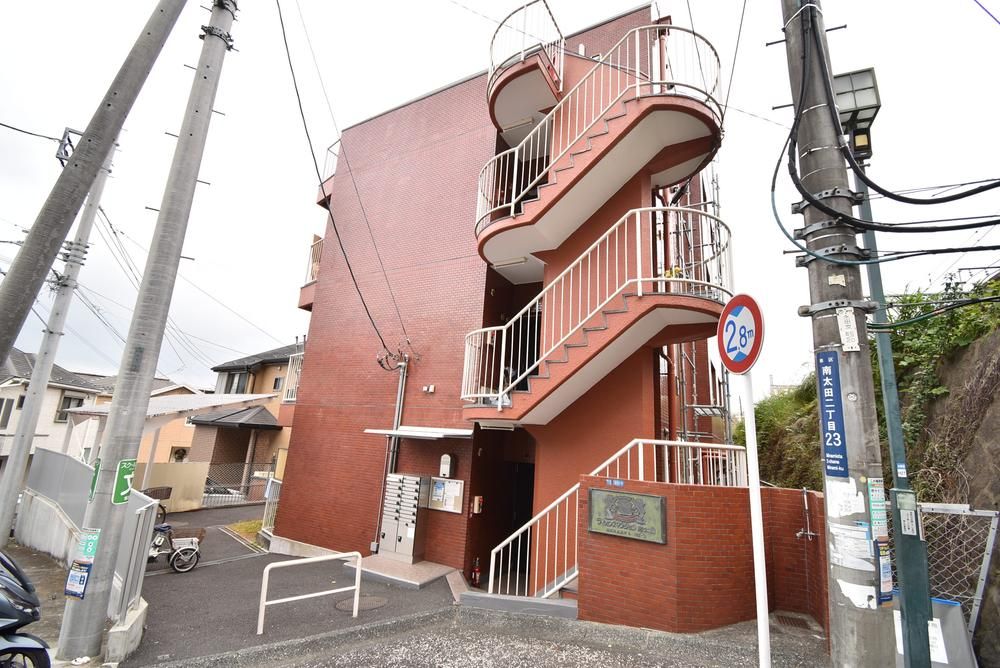 Renovated 2LDK Apartment in Minami-Ota, Yokohama - Thumbnail 2