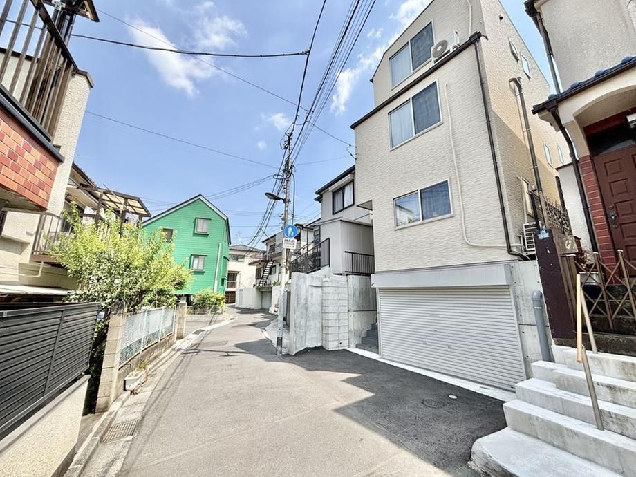 Modern 1LDK+S House with Roof Balcony in Kami Ochiai, Shinjuku - Thumbnail 2